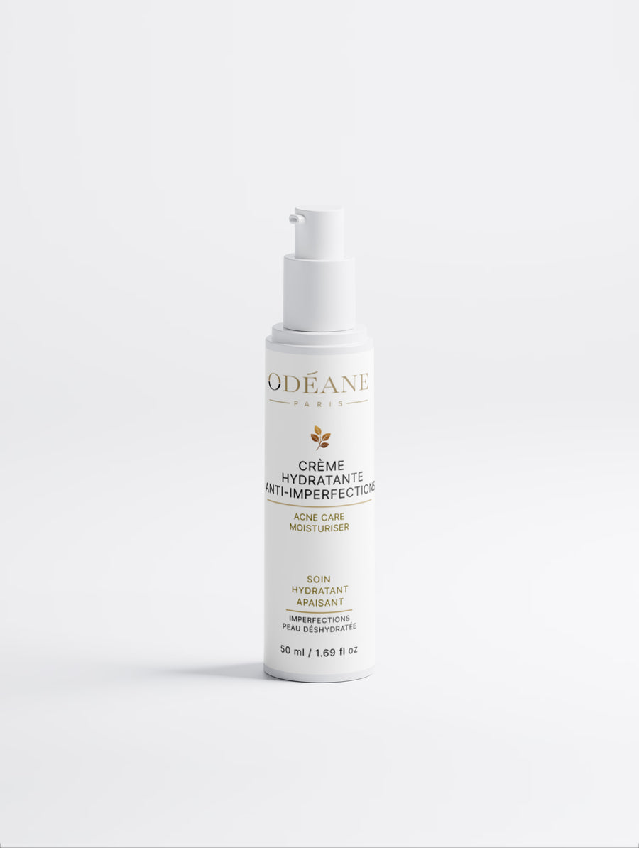 Flacon-pompe de Crème Hydratante Anti-imperfections ODÉANE, 50 ml, vu de trois quarts sur fond gris clair.