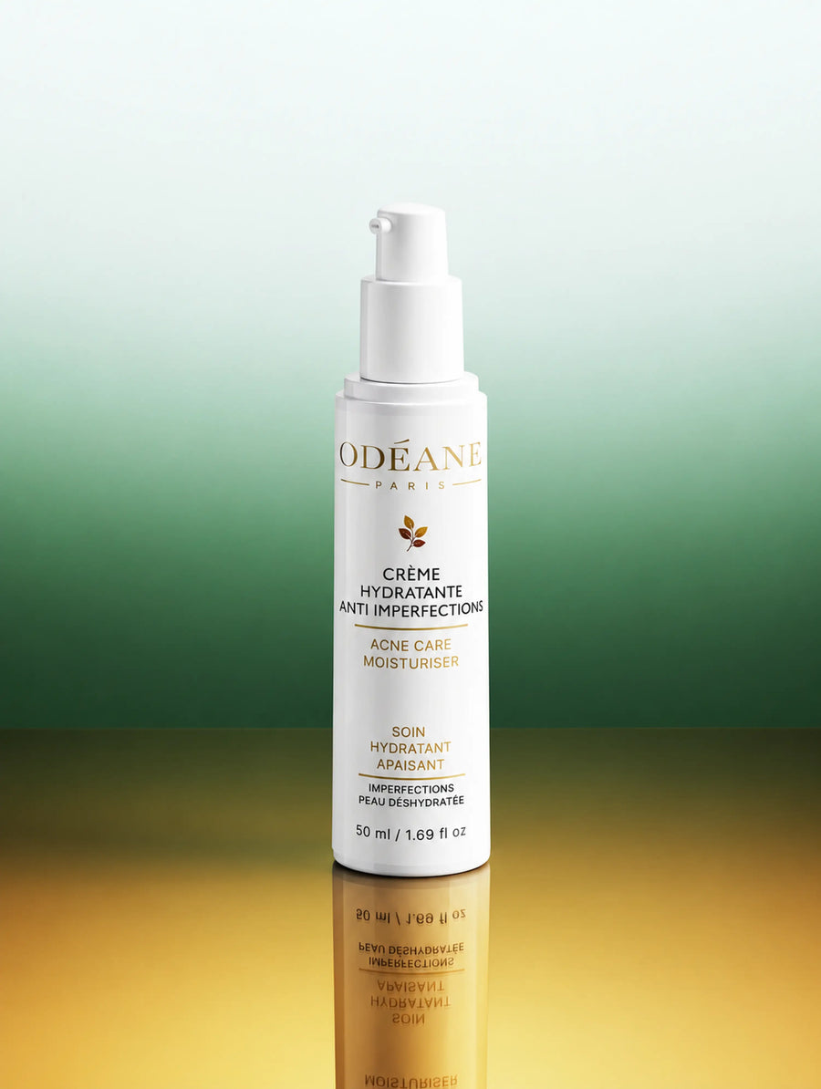 Flacon de Crème Hydratante Anti-imperfections ODÉANE, 50 ml, sur une surface réfléchissante et un fond dégradé vert et doré.