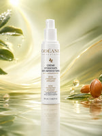 Crème Hydratante Anti-imperfections ODÉANE, 50 ml, près de feuilles, de noix et de gouttes sur une surface réfléchissante et un fond vert et doré.