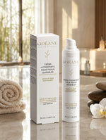Crème Hydratante Peaux Sensibles ODÉANE, flacon et étui de 50 ml près de serviettes, de galets et d'une orchidée blanche.