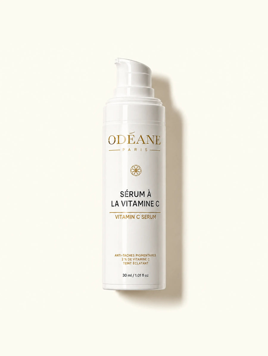 Flacon-pompe blanc de Sérum Éclat à la Vitamine C 2 % ODÉANE, 30 ml, sur fond clair.