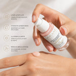 Main distribuant du sérum rose ODÉANE sur le dos de l'autre main, avec pictogrammes et textes annonçant lissage, hydratation, éclat et apaisement.